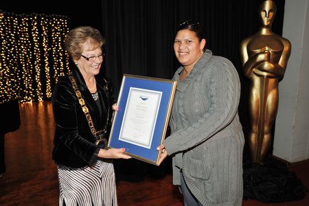 Natasha Bredenkamp ontvang haar “Sertifikaat vir Uitnemendheid” van Overstrandse Uitvoerende Burgemeester,  Raadsdame Nicolette Botha-Guthrie. (Foto: Bernard Jordaan van Nasionale Pers-Sentrum)